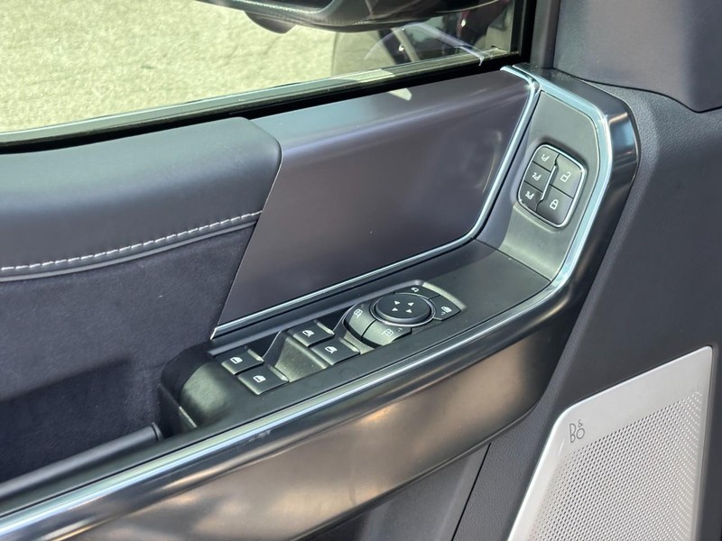 Ford F-150 Vehicle Full-screen Gallery Image 18