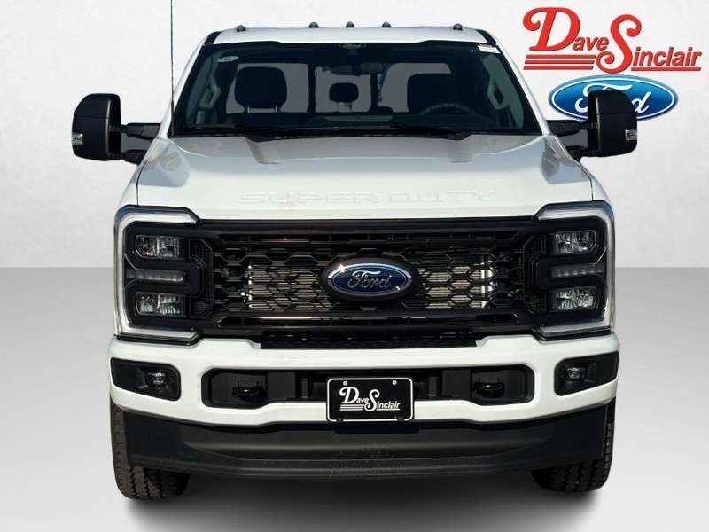 Ford Super Duty F-350 SRW Vehicle Full-screen Gallery Image 02
