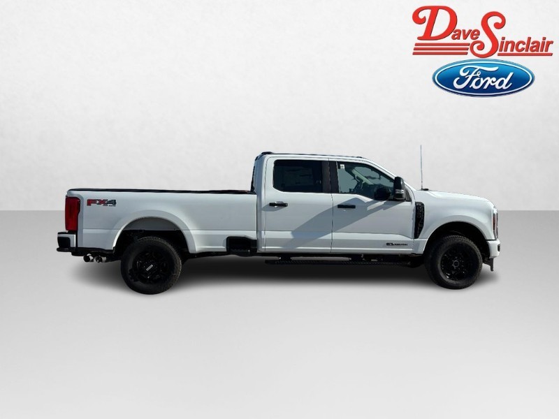 Ford Super Duty F-350 SRW Vehicle Full-screen Gallery Image 05
