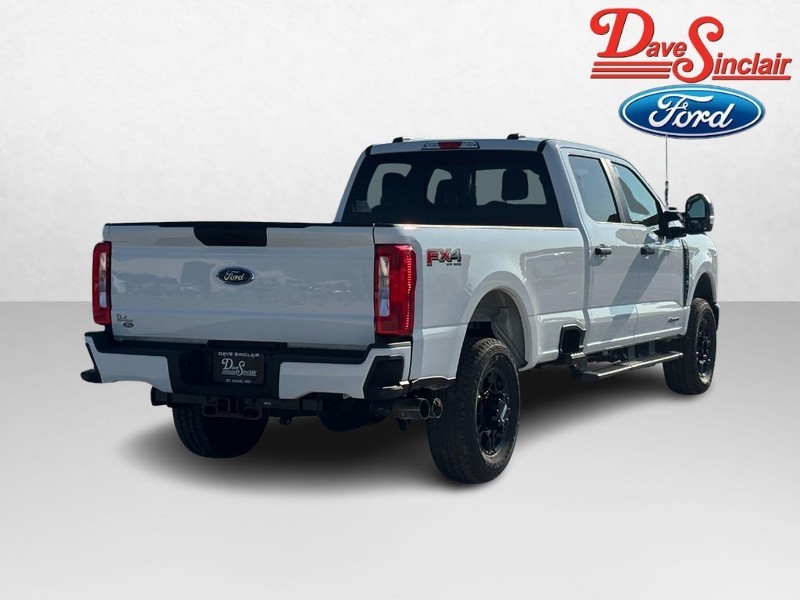 Ford Super Duty F-350 SRW Vehicle Full-screen Gallery Image 07