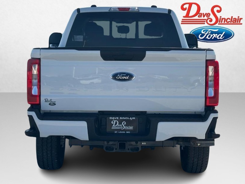 Ford Super Duty F-350 SRW Vehicle Full-screen Gallery Image 08