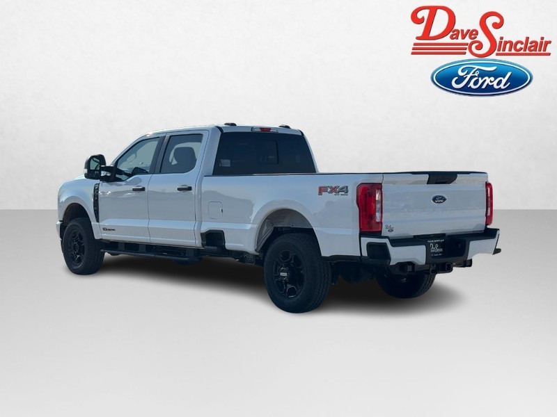 Ford Super Duty F-350 SRW Vehicle Full-screen Gallery Image 09