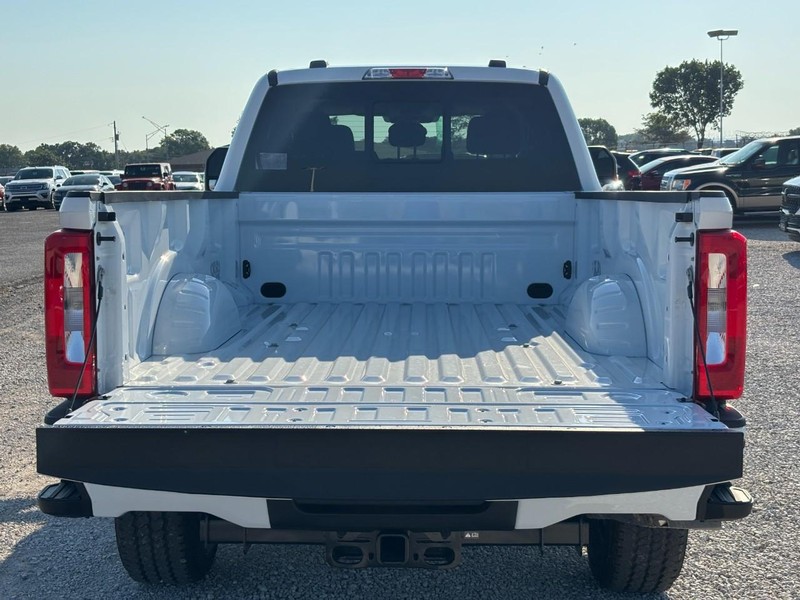 Ford Super Duty F-350 SRW Vehicle Full-screen Gallery Image 11