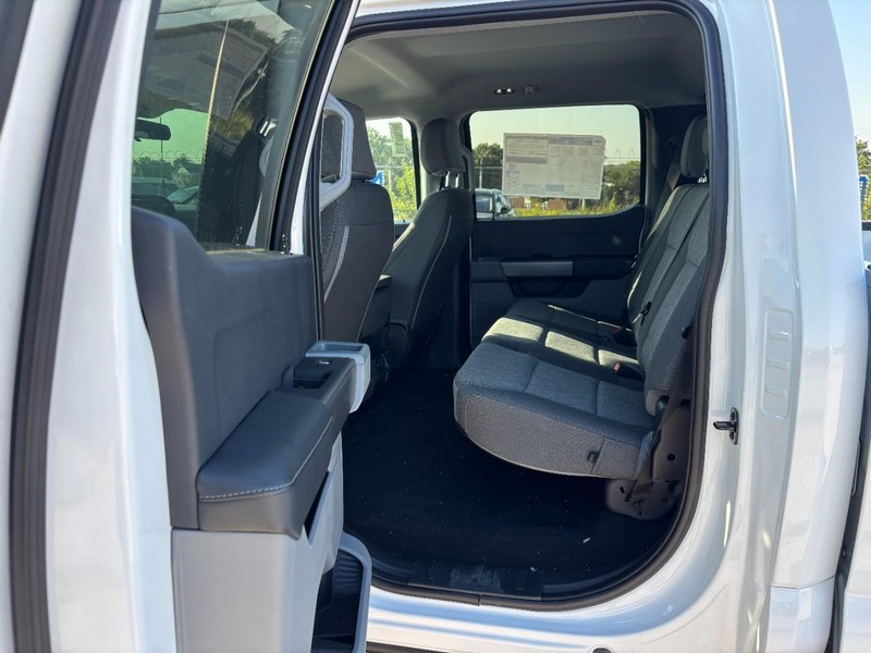 Ford Super Duty F-350 SRW Vehicle Full-screen Gallery Image 13