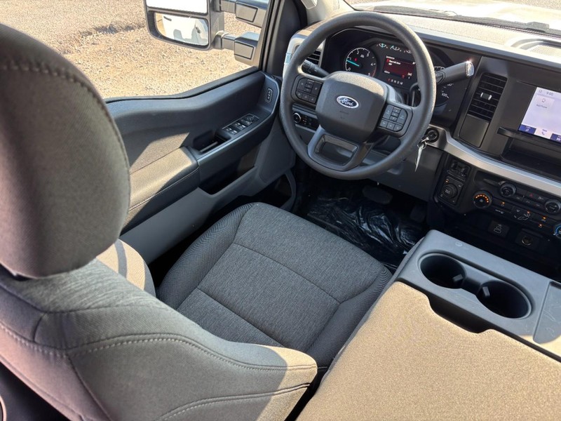Ford Super Duty F-350 SRW Vehicle Full-screen Gallery Image 14