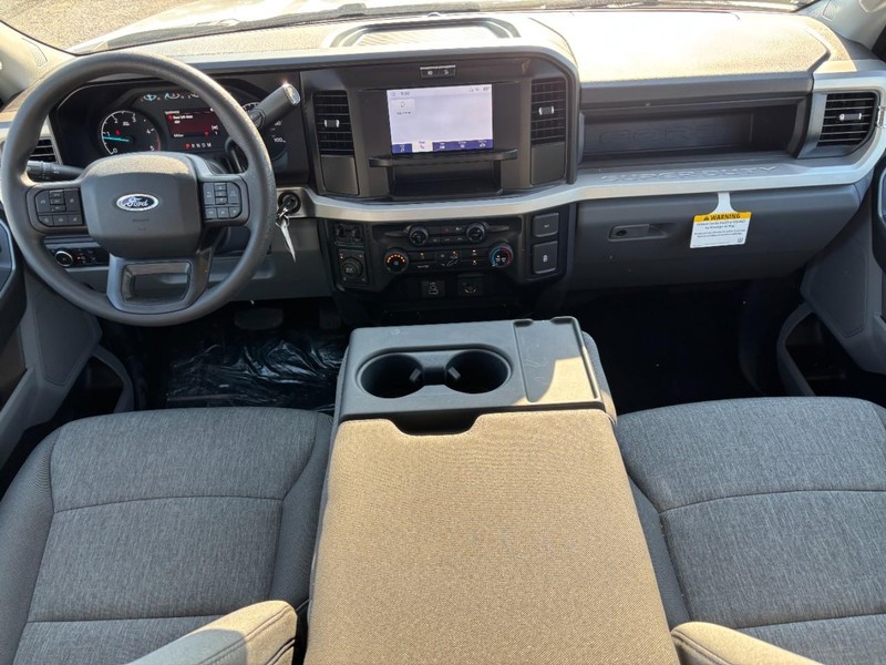 Ford Super Duty F-350 SRW Vehicle Full-screen Gallery Image 15