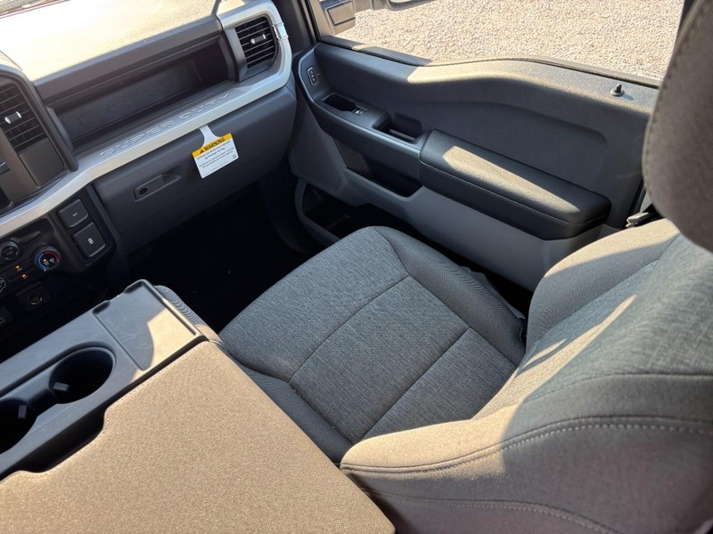 Ford Super Duty F-350 SRW Vehicle Full-screen Gallery Image 16