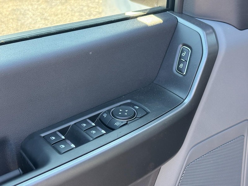 Ford Super Duty F-350 SRW Vehicle Full-screen Gallery Image 18