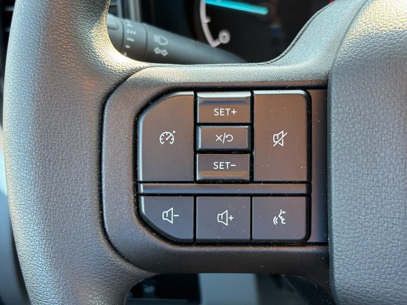 Ford Super Duty F-350 SRW Vehicle Full-screen Gallery Image 19