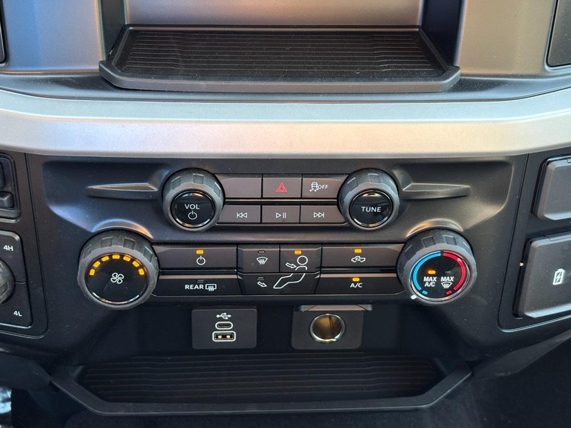 Ford Super Duty F-350 SRW Vehicle Full-screen Gallery Image 24