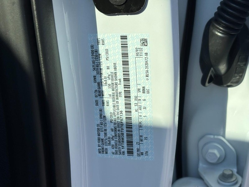 Ford Super Duty F-350 SRW Vehicle Full-screen Gallery Image 25