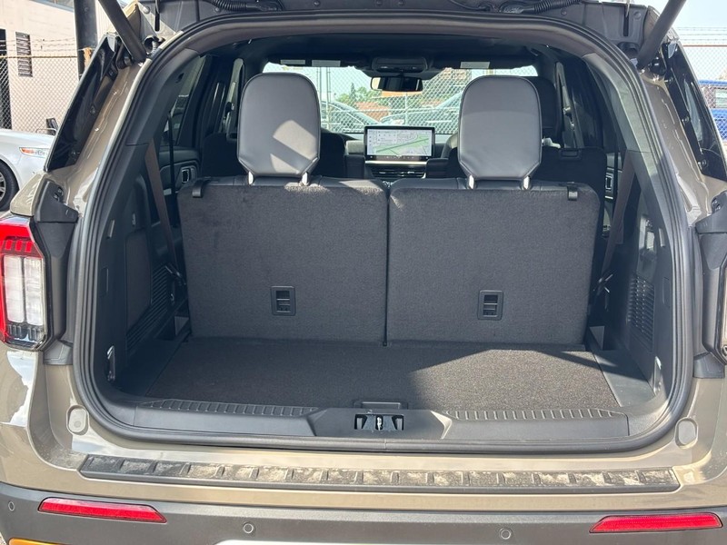 Ford Explorer Vehicle Full-screen Gallery Image 11