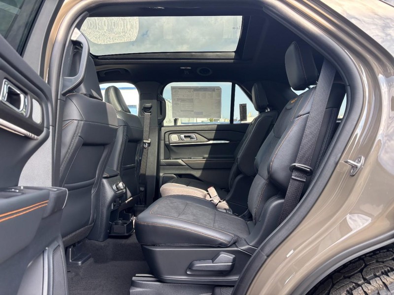 Ford Explorer Vehicle Full-screen Gallery Image 14
