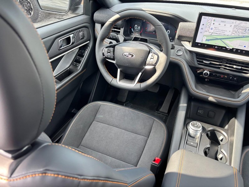 Ford Explorer Vehicle Full-screen Gallery Image 15