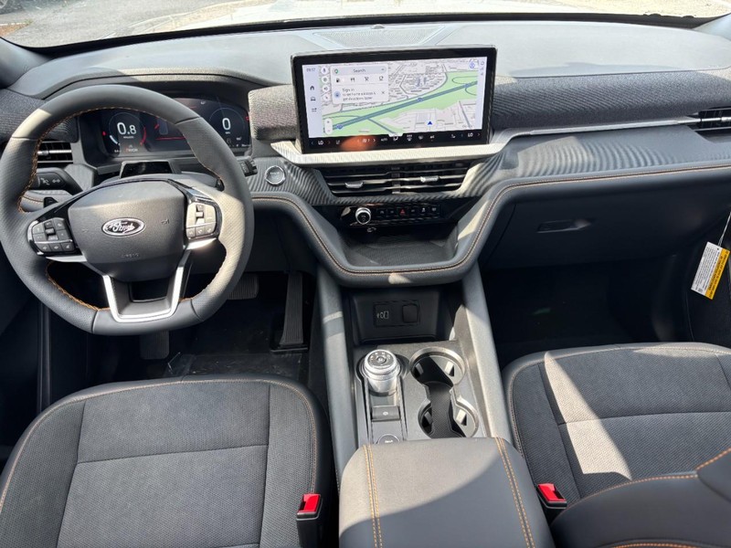 Ford Explorer Vehicle Full-screen Gallery Image 16