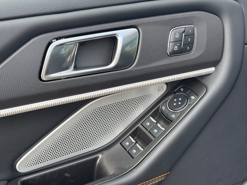 Ford Explorer Vehicle Full-screen Gallery Image 19