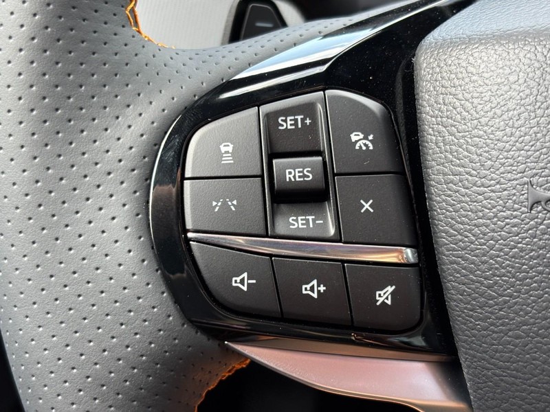Ford Explorer Vehicle Full-screen Gallery Image 20