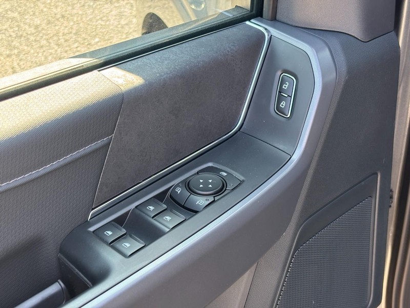 Ford F-150 Vehicle Full-screen Gallery Image 18