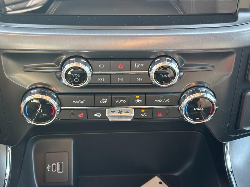 Ford F-150 Vehicle Full-screen Gallery Image 25
