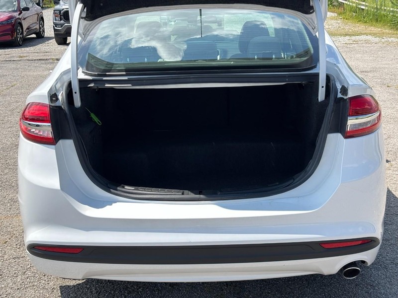 Ford Fusion Hybrid Vehicle Full-screen Gallery Image 11