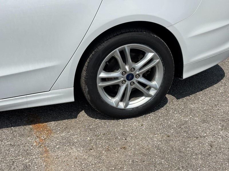 Ford Fusion Hybrid Vehicle Full-screen Gallery Image 12