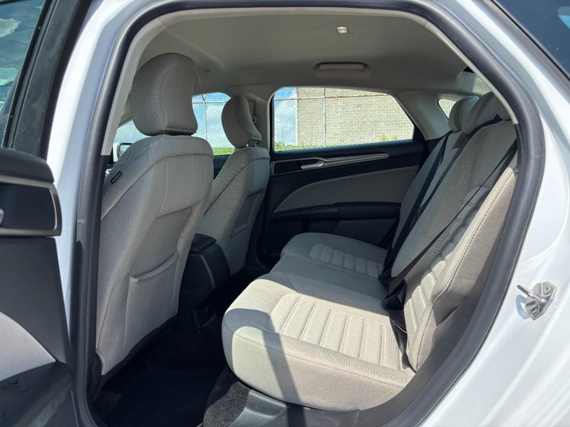 Ford Fusion Hybrid Vehicle Full-screen Gallery Image 13