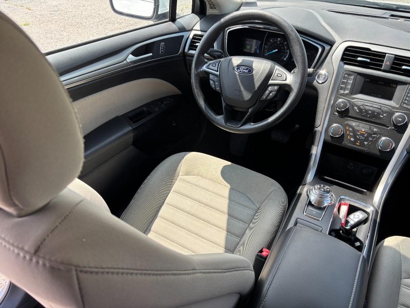 Ford Fusion Hybrid Vehicle Full-screen Gallery Image 14