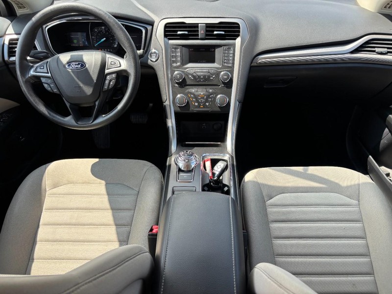Ford Fusion Hybrid Vehicle Full-screen Gallery Image 15