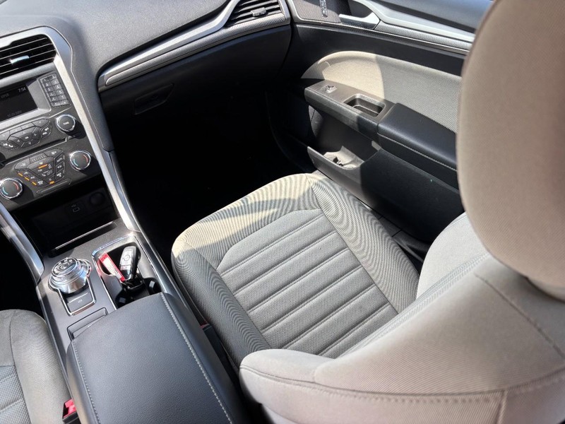 Ford Fusion Hybrid Vehicle Full-screen Gallery Image 16