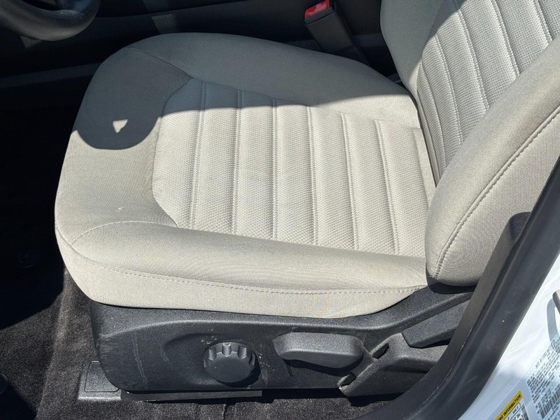 Ford Fusion Hybrid Vehicle Full-screen Gallery Image 17