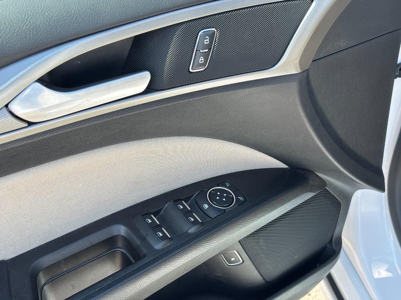 Ford Fusion Hybrid Vehicle Full-screen Gallery Image 18