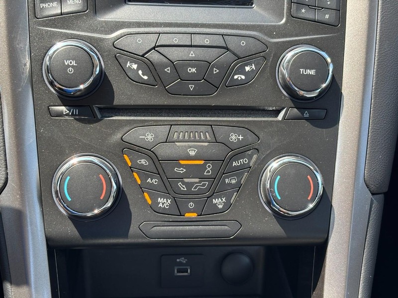 Ford Fusion Hybrid Vehicle Full-screen Gallery Image 24