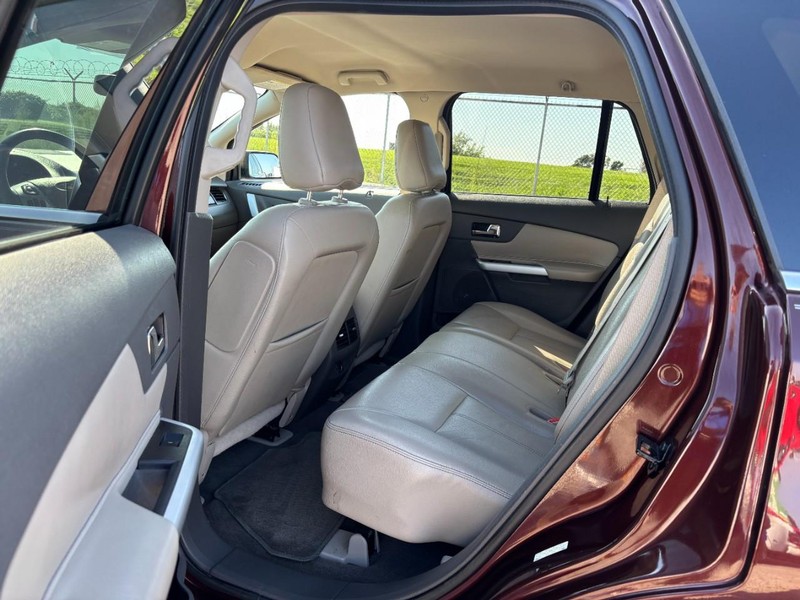 Ford Edge Vehicle Full-screen Gallery Image 13