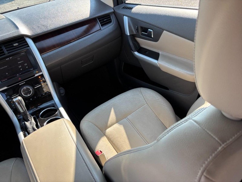 Ford Edge Vehicle Full-screen Gallery Image 16