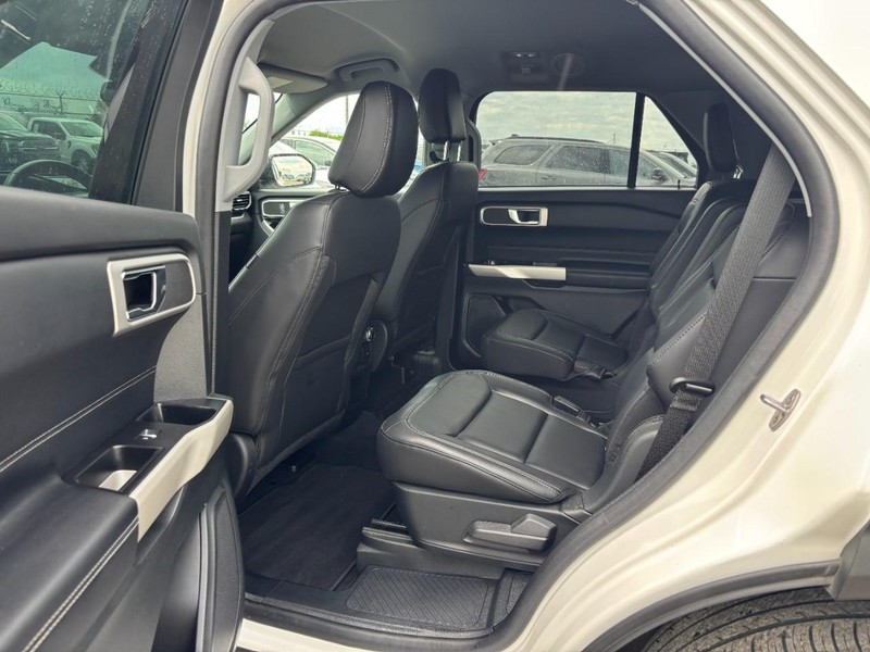 Ford Explorer Vehicle Full-screen Gallery Image 14
