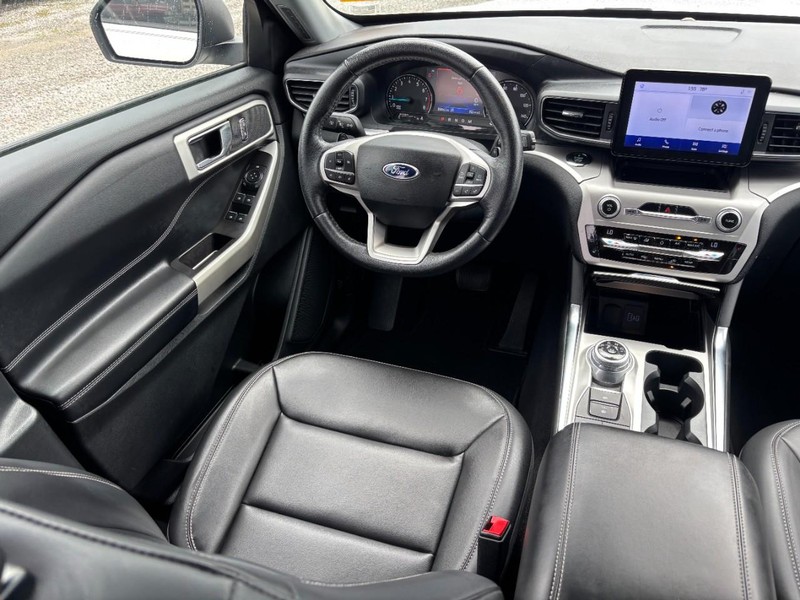 Ford Explorer Vehicle Full-screen Gallery Image 15