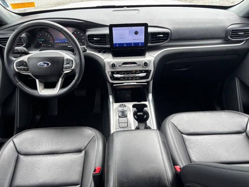 Ford Explorer Vehicle Full-screen Gallery Image 16