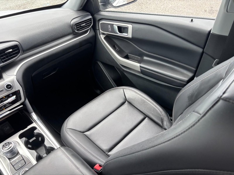 Ford Explorer Vehicle Full-screen Gallery Image 17