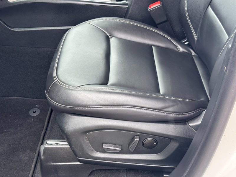 Ford Explorer Vehicle Full-screen Gallery Image 18