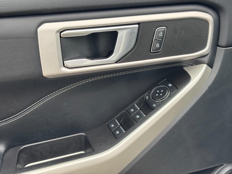 Ford Explorer Vehicle Full-screen Gallery Image 19