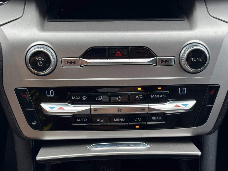 Ford Explorer Vehicle Full-screen Gallery Image 25