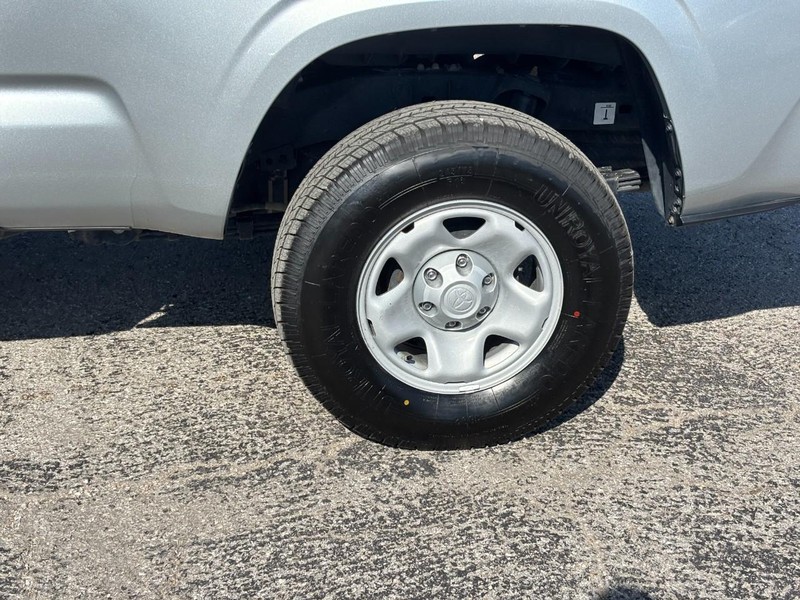 Toyota Tacoma 2WD Vehicle Full-screen Gallery Image 12