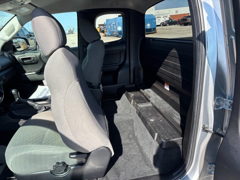 Toyota Tacoma 2WD Vehicle Full-screen Gallery Image 13
