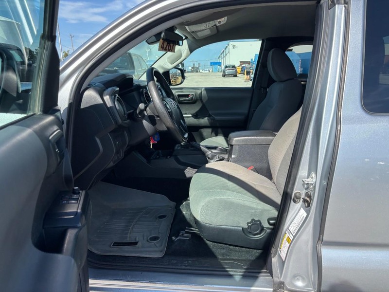 Toyota Tacoma 2WD Vehicle Full-screen Gallery Image 14