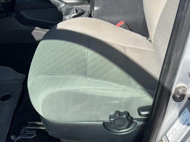 Toyota Tacoma 2WD Vehicle Full-screen Gallery Image 15