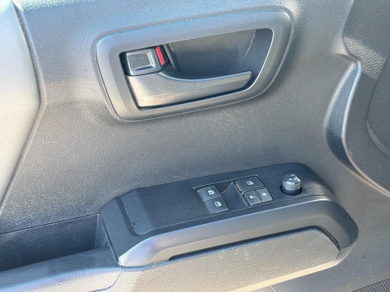 Toyota Tacoma 2WD Vehicle Full-screen Gallery Image 16