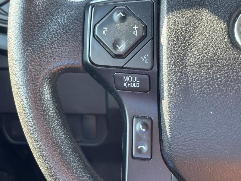 Toyota Tacoma 2WD Vehicle Full-screen Gallery Image 17