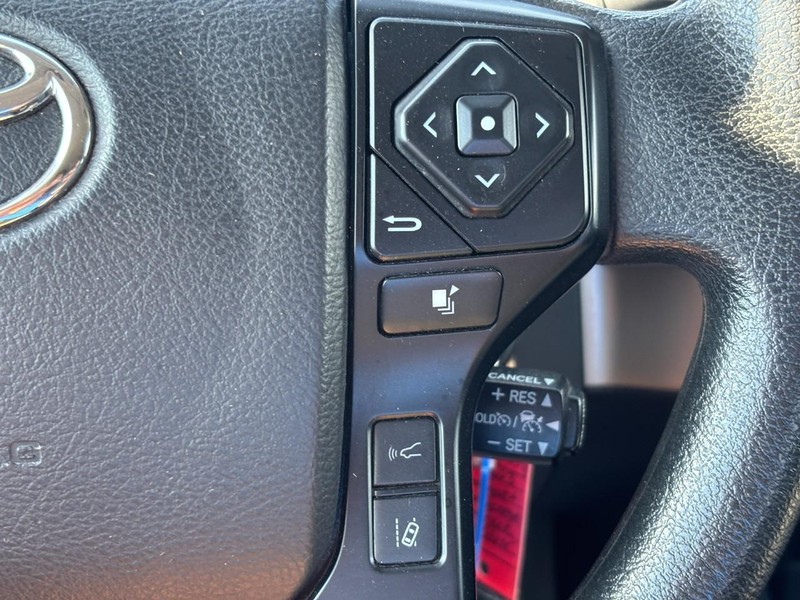 Toyota Tacoma 2WD Vehicle Full-screen Gallery Image 18