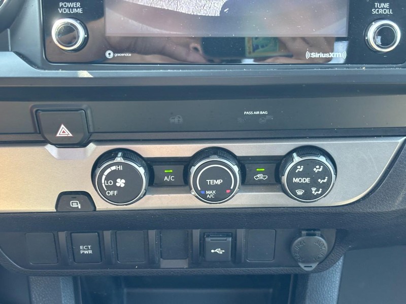 Toyota Tacoma 2WD Vehicle Full-screen Gallery Image 22