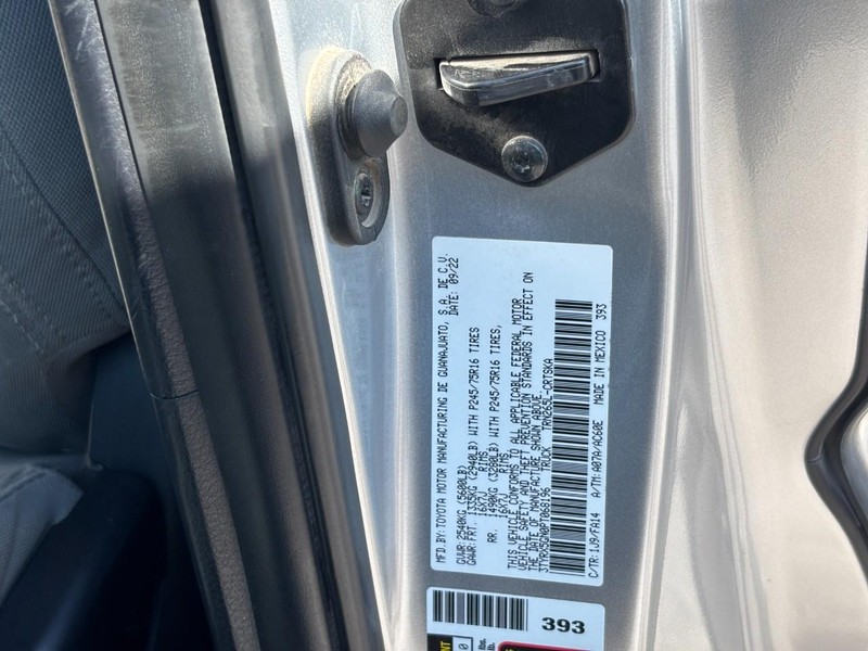 Toyota Tacoma 2WD Vehicle Full-screen Gallery Image 23